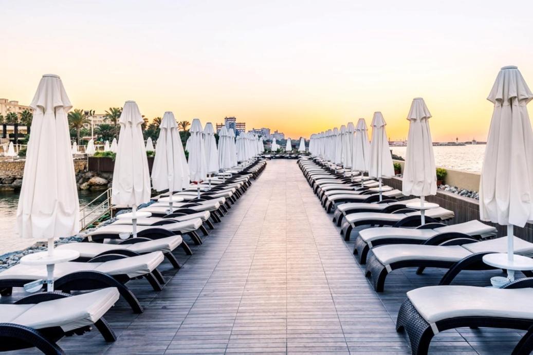 Vuni Palace Premium Hotel & Spa & Casino Beachfront Location ! 凯里尼亚 外观 照片