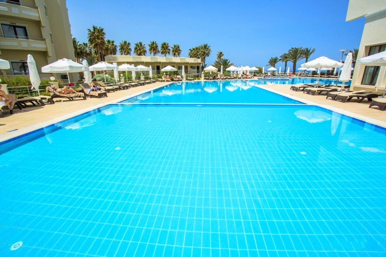 Vuni Palace Premium Hotel & Spa & Casino Beachfront Location ! 凯里尼亚 外观 照片