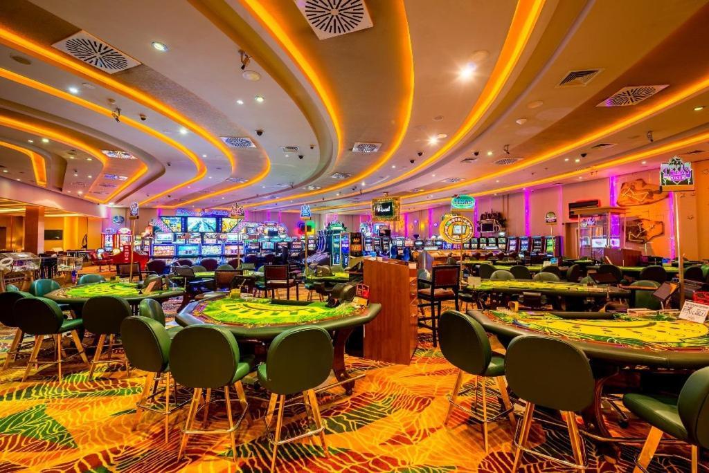 Vuni Palace Premium Hotel & Spa & Casino Beachfront Location ! 凯里尼亚 外观 照片