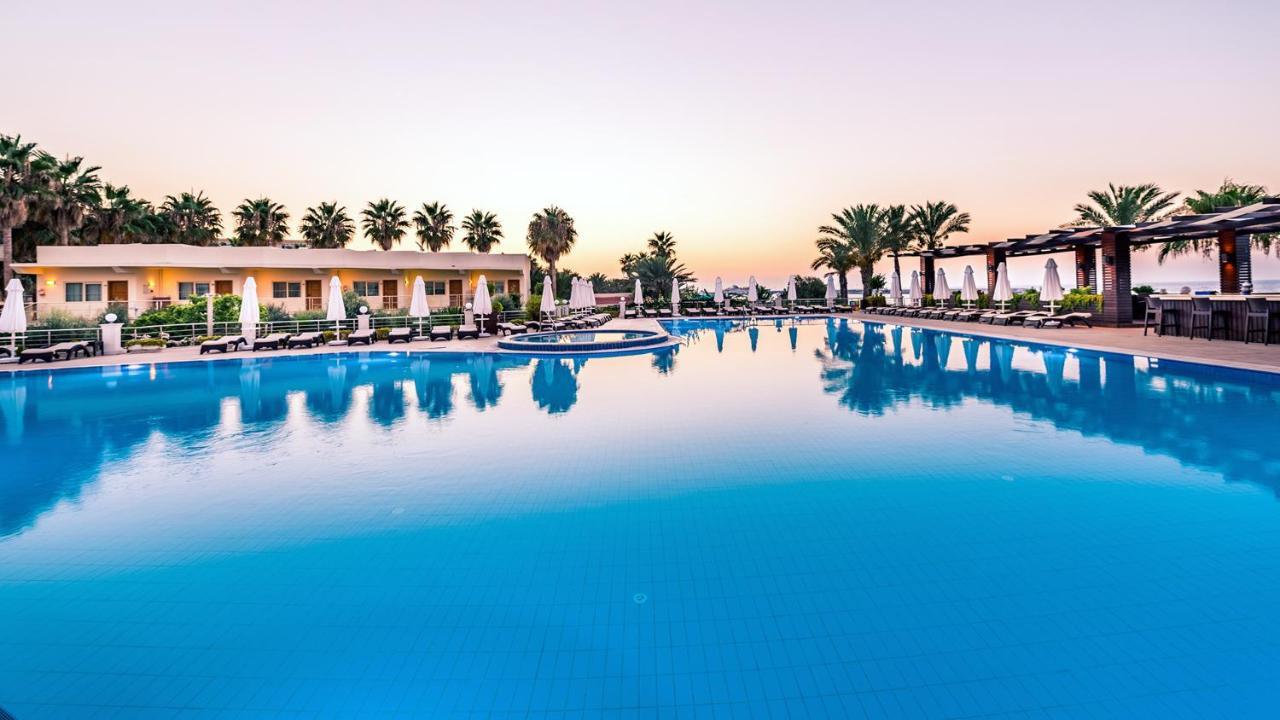 Vuni Palace Premium Hotel & Spa & Casino Beachfront Location ! 凯里尼亚 外观 照片